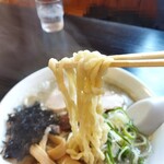 煮干中華 あさり - 辛味そばは専用の手もみ太麺です