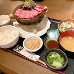 大阪産料理 空 - なにわ黒牛の陶板焼定食！