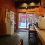 味八 - 店内から玄関方向。