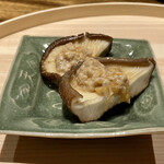 温石 - 焼き椎茸 赤座海老のミソと卵をかけて