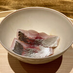 温石 - 近海で獲れた鯵をのせたご飯