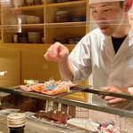 温石 - 赤座海老の焼きしゃぶを焼かれる杉山氏