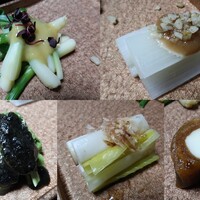 出羽屋 - 干し柿チーズ、独活の胡麻味噌がけ、こごみ胡麻がけ、うるいのお浸し、浅葱の酢味噌がけ