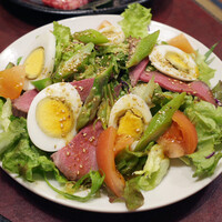肉の田じま - 田じまスペシャルサラダ(1270円) ローストビーフ、卵が入った豪華なサラダ