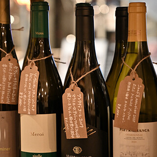 多数のワインをカジュアルに堪能。イタリアのビールやカクテルも