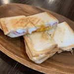 DiningBar Rocca - アツアツ！ホットサンドはいかが？定番からオリジナルまで種類は豊富！オリジナルの食パンを使っているので外はサクッと仕上がってます！（500円〜）（写真はオススメベーコンエッグ）