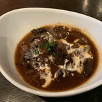 DiningBar Rocca - 店長イチオシ！秋吉高原牛のすじ肉を、じっくり煮込んだ鉄板メニュー！濃厚且つ飽きない味わい。（700円）
