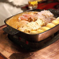 ぼたん - ✽ ムネ肉、モモ肉、砂肝、レバーなど鶏が丸ごとと言う感じで…焼き豆腐に白ネギ、シラタキなど。通常のすき焼きのように溶き玉子に絡めて頂きます。