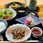 Hiroshima Umaimondokoro Inasa - 特別いわし膳(税込3,000円)
                        ①真鯛昆布〆&ヨコワ鮪のお造り②鰯ハンバーグ鉄板焼き③小鰯天麩羅④野菜サラダ⑤蓮根&牛蒡&人参&隠元豆の金平⑥白ご飯⑦お味噌汁&お漬け物⑧抹茶ゼリーと渋皮栗の餡子蜜