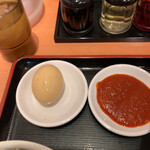 Hidakaya - 味玉は半熟で、味変用の特製辛味噌は深み、辛味とも浅い。