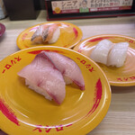 スシロー - 黄色皿 ¥120 (活〆寒ブリ、焼きとろサーモン、いか)