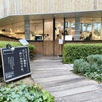 Monkey Cafe - 12角形のスタイリッシュな建物、SOHO CORNER内にあるカフェ