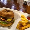 KeMBY's Brew Pub - ①スパイシーKeMBY'Sバーガー(税込1,250円)
フライドポテト付
レタス&トマトとチーズ、ピクルス&オリーブもたっぷり、パティは肉々しく旨みも濃いめ
スパイシーで少し辛いがアクセントになり○