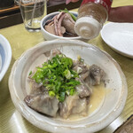 やまだ - どて焼きに七味唐辛子