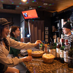 KARAOKE BAR noomo - スタッフとの会話も盛り上がるカウンター席は、お一人様にも安心してご利用いただけます♪