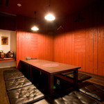 琉球沖縄料理とチャンプルー 花々 - 2階の個室は５名様～９名様で利用可能（要予約）