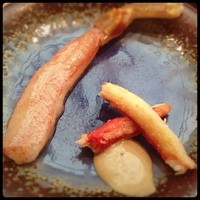 すし菊地 - まずは
                ずわい蟹
                刺身はレモンが掛かっていて、茹でたものには蟹味噌のソースが添えてあります。実は私これまで日本でそんなに美味しいと思った蟹を食べた事なかったんですが、これは美味でした！