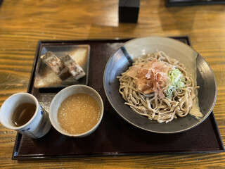 あみだそば はなれ - 中央は大根おろし