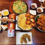 韓国料理 ホンデポチャ - 左から←おかず（韓国おでん、マカロニサラダ、もやしナムル）、フォンデュ用の野菜スティック、ニラチヂミ、海老イイダコチーズフォンデュ、キムマリ、ヤンニョムチキン 