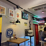 Hedge8 - 店内風景。右手がカウンター。