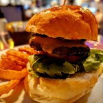 THIS IS THE BURGER - バンズは厚みがあってふっくら！