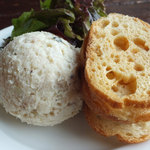 ビーボ デイリースタンド - 「タラとじゃがいものブランダート」：鱈は繊維質を残して
      ポテトにヴェルベットのような優しいテクスチャー。
      ミルクとオリーブオイルのコクも加わって
      優しい甘さと香り。
      