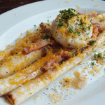 ビーボ デイリースタンド - 「ホワイトアスパラのソテーとミモレット」：ミモレットは、
      ソテーの余熱で瞬く間に溶け出し、
      熟成香を強く放ちながら、
      凝縮した旨みと程よい塩味をアスパラに馴染ませ。
      。。