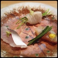 すし菊地 - 上がマコガレイ。中に肝が入ってます。
                左がカマスの昆布〆
                右がシマアジの漬け
                
                どれも新鮮でそれぞれ食感や風味が違い、楽しい一皿でした！