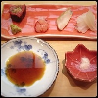 すし菊地 - 左から
                  マグロの中落ちゴボウ巻。中に紫蘇も入ってました。
                  北海シマエビ。初めて食べました！甘エビみたいに甘ぁ〜い海老でした♡
                  アワビ。コリコリした食感が他と違ってなんとも言えないですね！
                  イカ。塩と醤油、両方で食べて見ました。私は醤油好きだからやっぱり醤油かなw