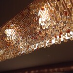 バー ケラー - シャンデリアに見立てたウイスキー小瓶