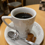 前田珈琲 - 綺麗なカップ。マグカップほど分厚く無く、薄いコーヒーカップじゃない、私にはちょうど良い口当たり。