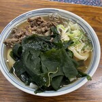 たけ川うどん - 肉わかめうどん中