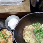 楽 - 汁なし担々麺・皮カリカリ丼ハーフ・温泉卵