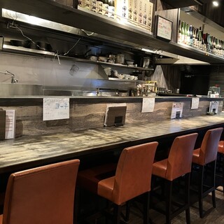 肩肘を張らずに楽しめる明るい雰囲気のお店です◎