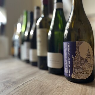 Over 10 types of delicious natural wines carefully selected by our sommelier are always available by the glass.