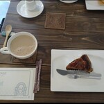 与八郎 カフェ&スイーツ - 料理写真:ケーキセット アップルパイとカフェラテ