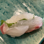 錦寿司 - ⒍鯛～大葉を挟んでます