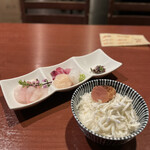 酒肴場 屯 - 海鮮丼は、メダイ、ホウボウ、ヒラメ、イトヨリダイ、ホタテ、アオリイカ、釜揚げシラス、炙り明太子で、破格の¥500！！