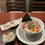 酒肴場 屯 - 濃醇煮干し蕎麦（味玉入り）¥950、海鮮丼¥500