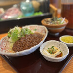 Dandan - ジャージャー麺・炭火焼鶏丼
