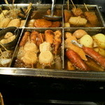 中島屋 - 大きなおでん鍋がカウンター前にあり料理も何種類か並んであります。
      
      それを見ただけでも涎が出てきそうなぐらい旨そうなビジュアル！
      
      良いお店は店内に入ってすぐに判ります(^O^)
      