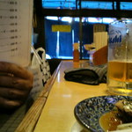 中島屋 - 大きなおでん鍋がカウンター前にあり料理も何種類か並んであります。
      
      それを見ただけでも涎が出てきそうなぐらい旨そうなビジュアル！
      
      良いお店は店内に入ってすぐに判ります(^O^)
      