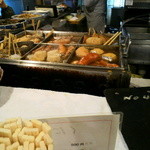 中島屋 - 大きなおでん鍋がカウンター前にあり料理も何種類か並んであります。
      
      それを見ただけでも涎が出てきそうなぐらい旨そうなビジュアル！
      
      良いお店は店内に入ってすぐに判ります(^O^)
      