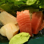 中島屋 - ●豪快　造り盛り合わせ　９８０円
      
      ３８０円の剥身が価値あり過ぎて普通の作りだとあれ？と思ってしまいますが、普通に旨い刺身です。
      