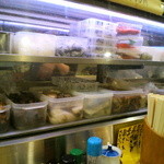 中島屋 - 大きなおでん鍋がカウンター前にあり料理も何種類か並んであります。
      
      それを見ただけでも涎が出てきそうなぐらい旨そうなビジュアル！
      
      良いお店は店内に入ってすぐに判ります(^O^)
      