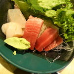 中島屋 - ●豪快　造り盛り合わせ　９８０円
      
      ３８０円の剥身が価値あり過ぎて普通の作りだとあれ？と思ってしまいますが、普通に旨い刺身です。
      