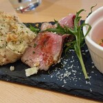 ユニークベリー - あて盛合せ(生ハム、ポテトサラダ、牛タンローストビーフ、冷やしトマト)