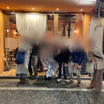 小料理 椿 - 椿のすくそばにあるしょうちゃんの働く店前で記念撮影