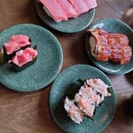 亀正くるくる寿司 - カニ軍艦（２皿）、びんとろ軍艦、うなぎ