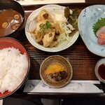 Torimitsu - 日替わりランチ　980円　最初にお盆で、お刺し身と、日替わりの鶏の生姜焼きがきます。